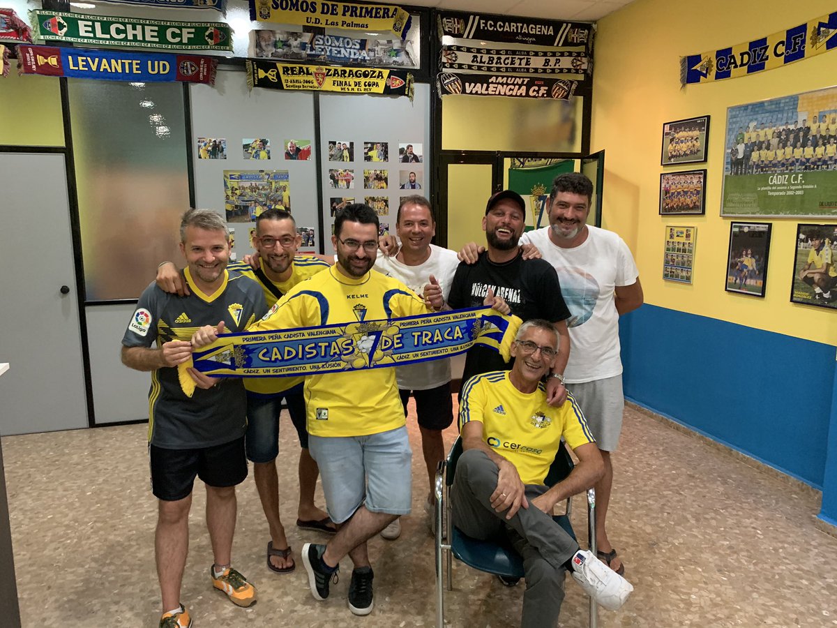 PCadistaDeTraca's tweet photo. Hasta el rabo todo es toro!! El @Cadiz_CF nunca le perdió la cara al partido y supo aprovechar hasta el último minuto para desequilibrar el partido con ese corner que acabó con el gol de @JonGarrido000 y el 2-1 definitivo. Somos líderes!!! #CerverismoPower #CadizExtremadura https://t.co/4p8Yov4ET1