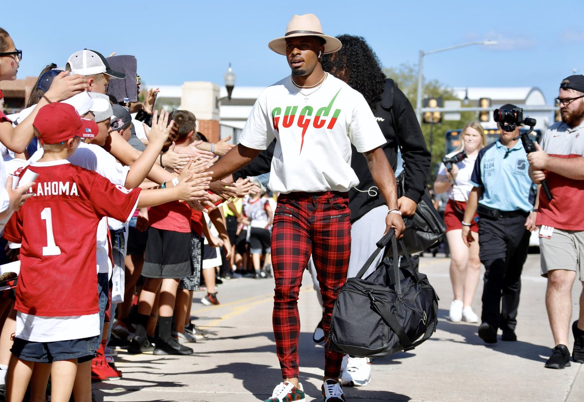 OU_Football's tweet photo. Arriving in style.

#OUDNA https://t.co/awOlM8vb8X