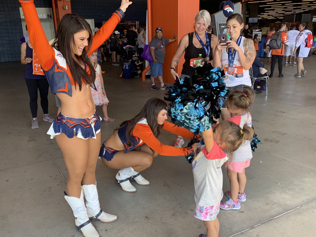 DBC_Lauren's tweet image. Learned a few moves from these cuties at the #Broncos7kSeries today — Can’t wait to put them to use this season on the field! 🤩🧡🎉

@BroncosFit | #FutureDBC