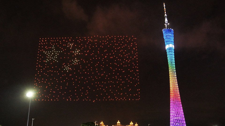 999 drones iluminaron el cielo nocturno de Guangzhou. Formaron los patrones como la bandera nacional china, el puente #HongKong -Zhuhai- #Macao, el número 70 y la frase "Te amo, #China" sucesivamente, con motivo de la llegada del 70.º #DíaNacional del país.  #TecnologíaChina