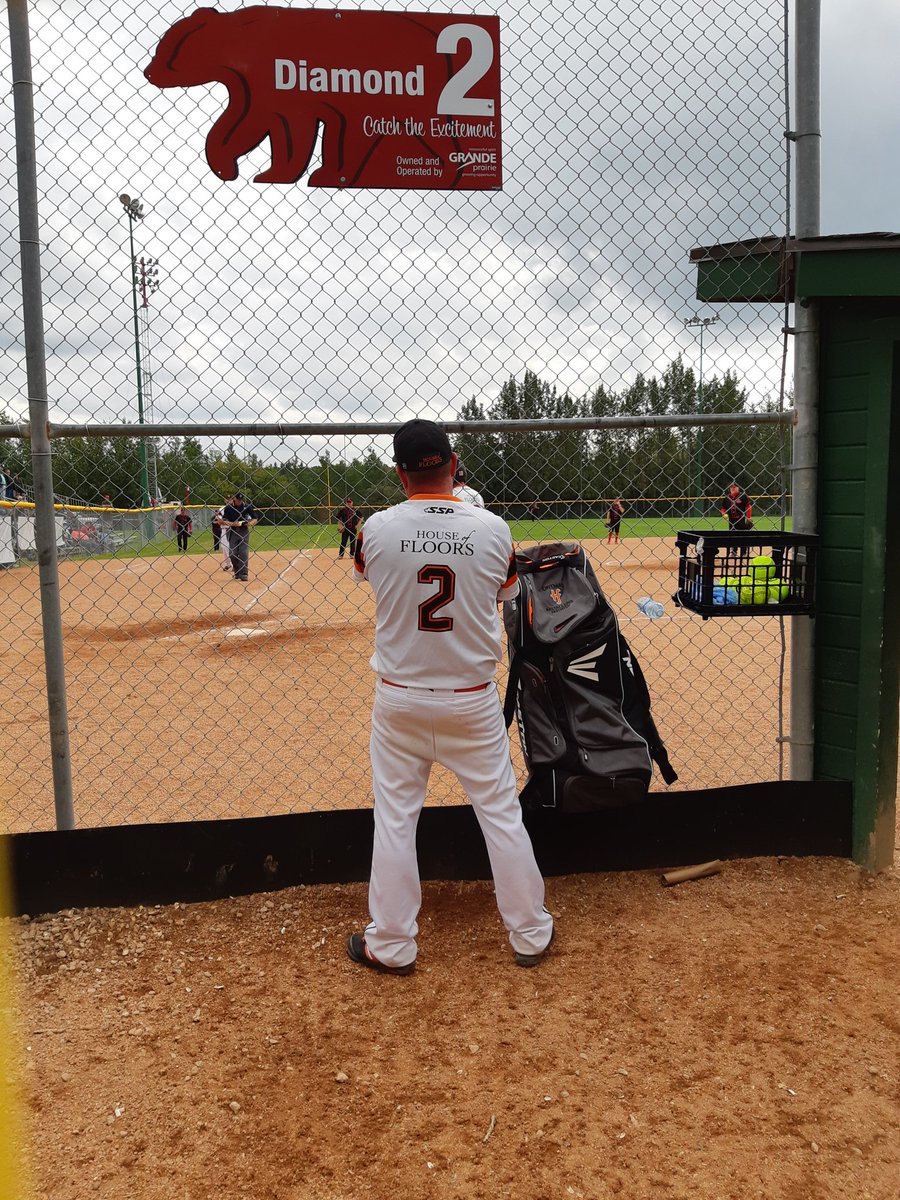 Bottom of the 5th and Melfort 222s are up 6-2 vs Vernon Installers. #championship #canadians #fastpitch