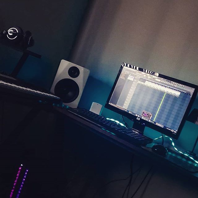 Real_L_Autumn's tweet photo. Fl life .
.
.
.
#hiphopproducer #producerlife #beatmakerlife #musicproducer #musicbusiness #musicstudio #homestudiolife #beatsfordays #beatproducer #productionmusic #beatmakerz #songwriterlife #studiolifestyle #musicianlifestyle #producer #beats #instrum… https://t.co/GQhOJl6afh https://t.co/gJIR90Tuax