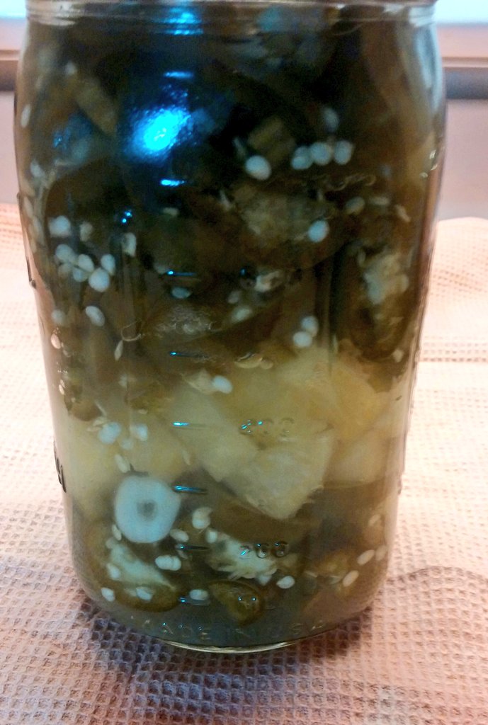 rangermonk1's tweet image. Breakfast Sauce -
Fermented jalapenos, garlic, and pineapple blended with vinegar. A little heat, a little sweet.
Great on scrambled eggs.