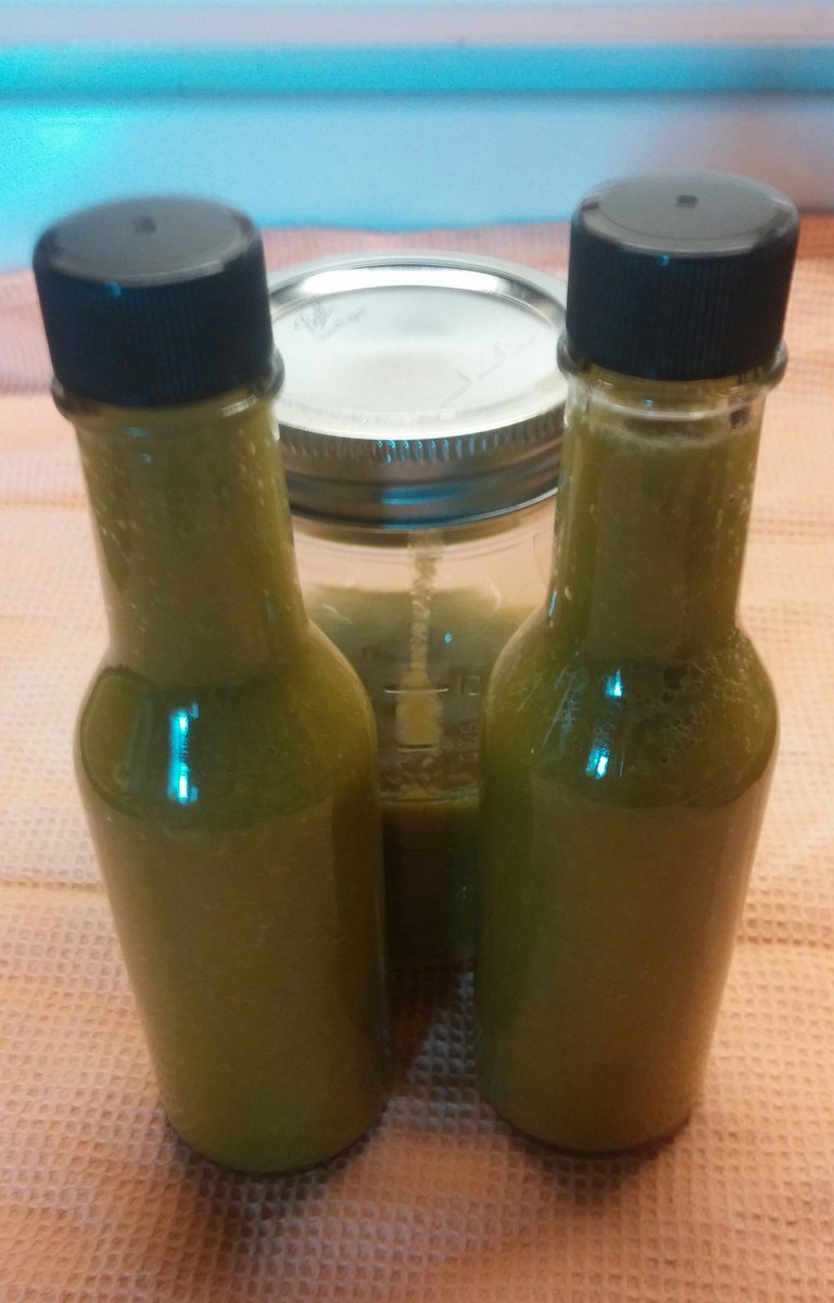 rangermonk1's tweet image. Breakfast Sauce -
Fermented jalapenos, garlic, and pineapple blended with vinegar. A little heat, a little sweet.
Great on scrambled eggs.