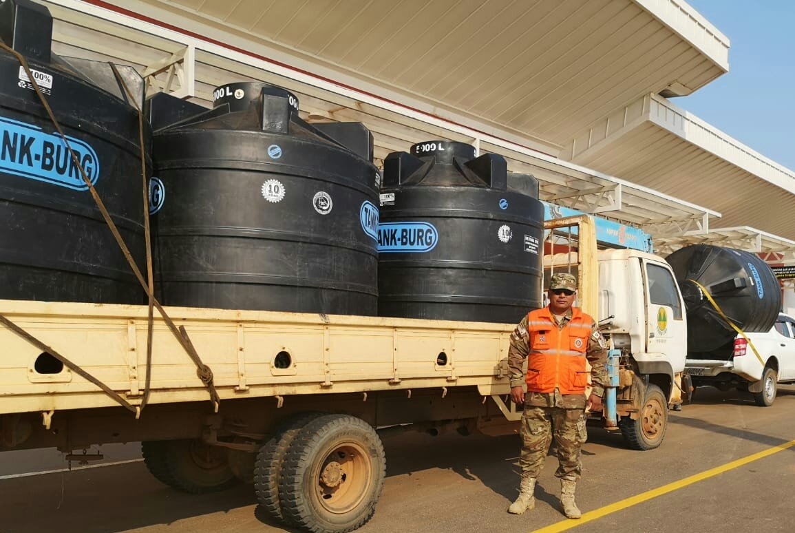 mindefbolivia's tweet photo. #DefensaCivil / Arriba a #SanIgnacioDeVelasco avión Hércules C-130 ✈ con ayuda humanitaria y tanques de agua, 5 mil litros de capacidad tiene cada uno, para las poblaciones afectadas de: #Cotoquita,  #SantaMartha, #Consuelo y #Totaicito

#UnidadEnLaAdversidad https://t.co/9IhNMgCRGv