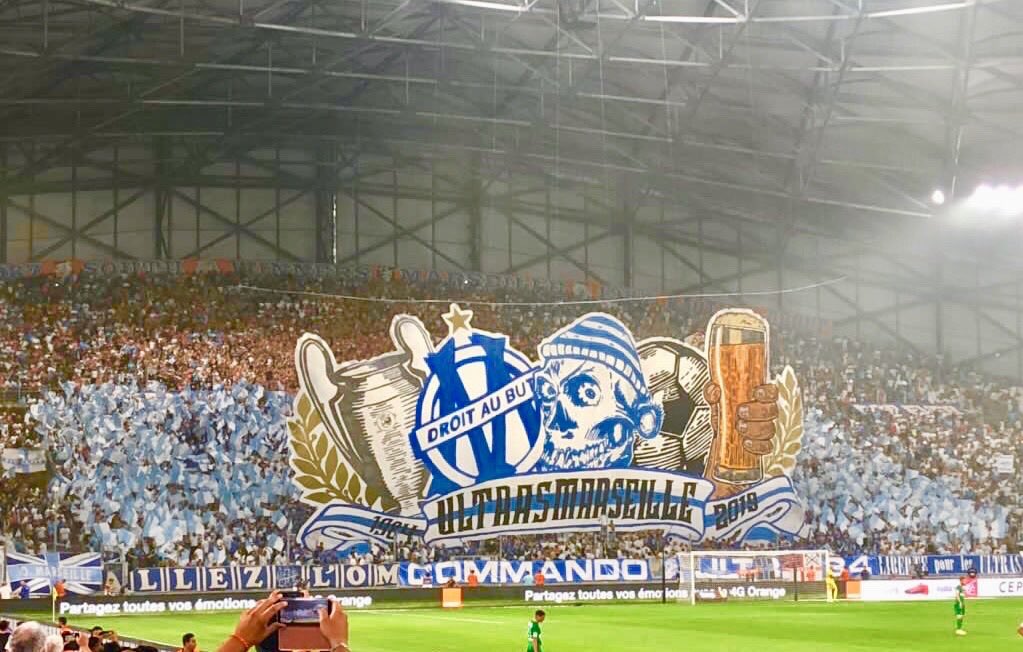 #OMASSE Des tifos parfaitement exécutés, des centaines de bougies d'anniversaire et une victoire contre l'ennemi vert... Une bien belle soirée! #OM #CU84 #VG #NoPyroNoParty 🔵⚪️🔥