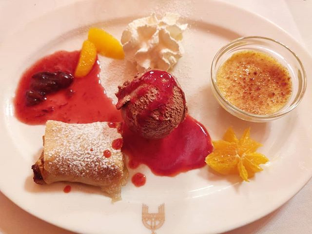 SamuelVerTom's tweet photo. "King of Hungary" dessert plate : Strudel, Chocolate mousse and Crème brûlée 🍰😁 #Dessert #photooftheday in #Vienna https://t.co/x7Y1HO32qq https://t.co/624Swju1Zp