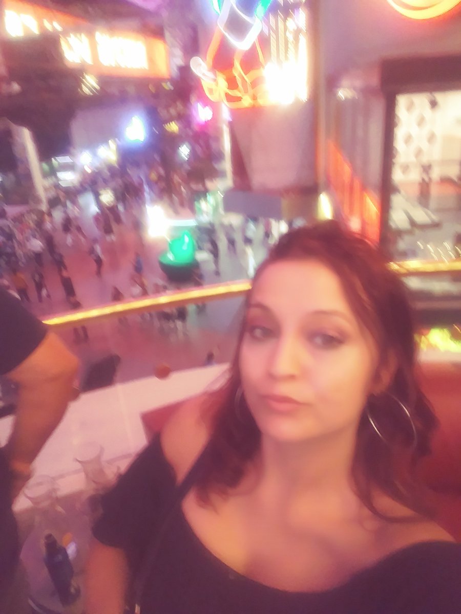 ERICKAJADE's tweet photo. A few more pics I took last night b4 phone died #fremont #fremontstreetexperience #vegasgirls #downtownlasvegas #downtown #LASVEGAS #702 #ladiesnight  #family #homegirls #dtlv #tipsy #snapchat #snapchatmethatpu #snapchatmethat #snapchatfilter #filters #funwithfilters https://t.co/jhnsQzuTfA