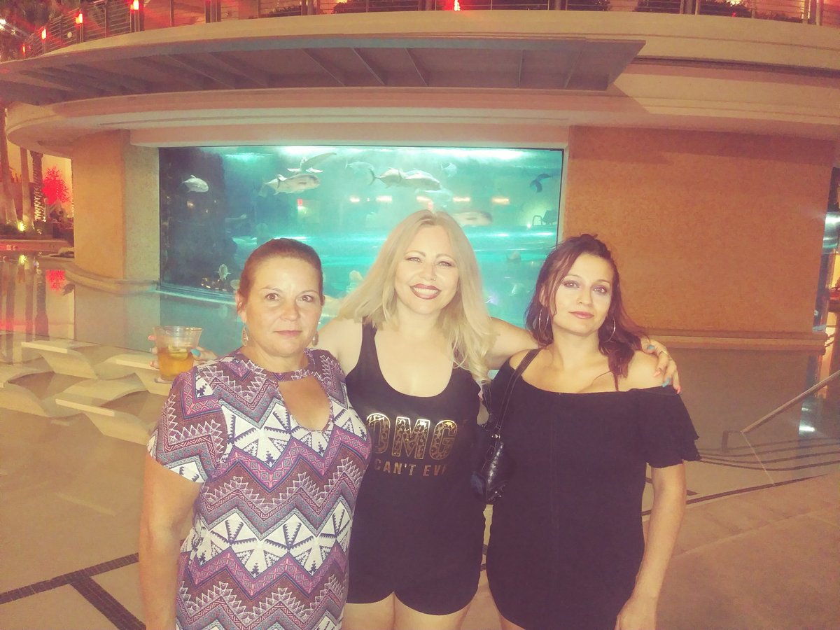 ERICKAJADE's tweet photo. A few more pics I took last night b4 phone died #fremont #fremontstreetexperience #vegasgirls #downtownlasvegas #downtown #LASVEGAS #702 #ladiesnight  #family #homegirls #dtlv #tipsy #snapchat #snapchatmethatpu #snapchatmethat #snapchatfilter #filters #funwithfilters https://t.co/jhnsQzuTfA