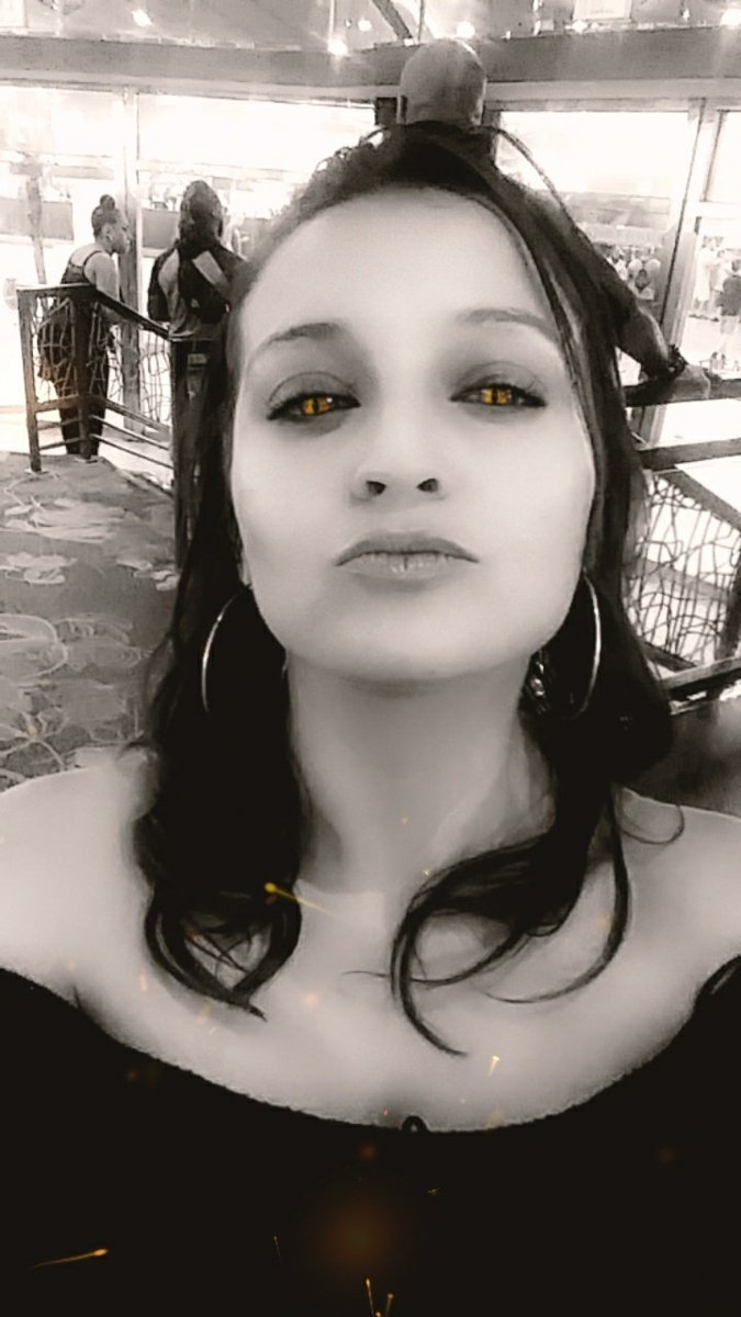 ERICKAJADE's tweet photo. A few more pics I took last night b4 phone died #fremont #fremontstreetexperience #vegasgirls #downtownlasvegas #downtown #LASVEGAS #702 #ladiesnight  #family #homegirls #dtlv #tipsy #snapchat #snapchatmethatpu #snapchatmethat #snapchatfilter #filters #funwithfilters https://t.co/jhnsQzuTfA
