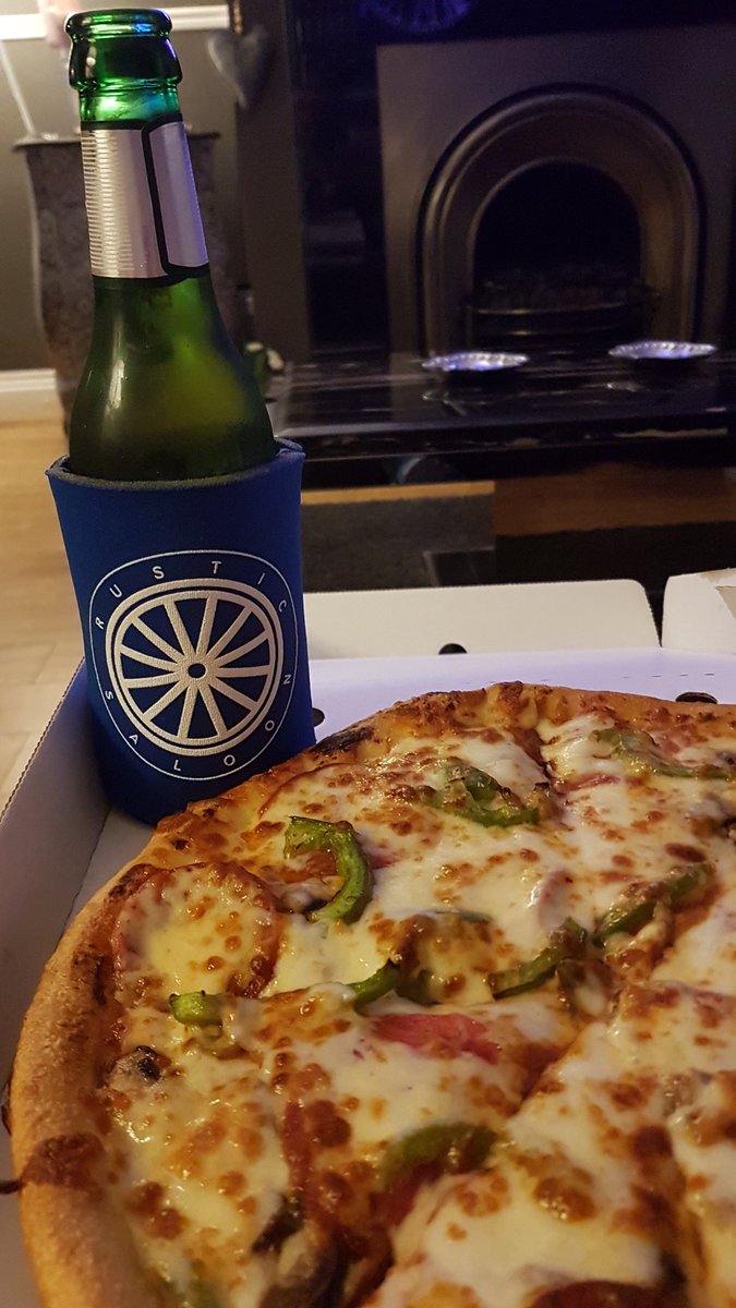 Stevescott934's tweet photo. Pizza time @ciffa17 @laurascotty @goffyboy8 @danielanderson4 @Dave78886042 #rusticsaloon #Texas https://t.co/HPwyoPPJNY