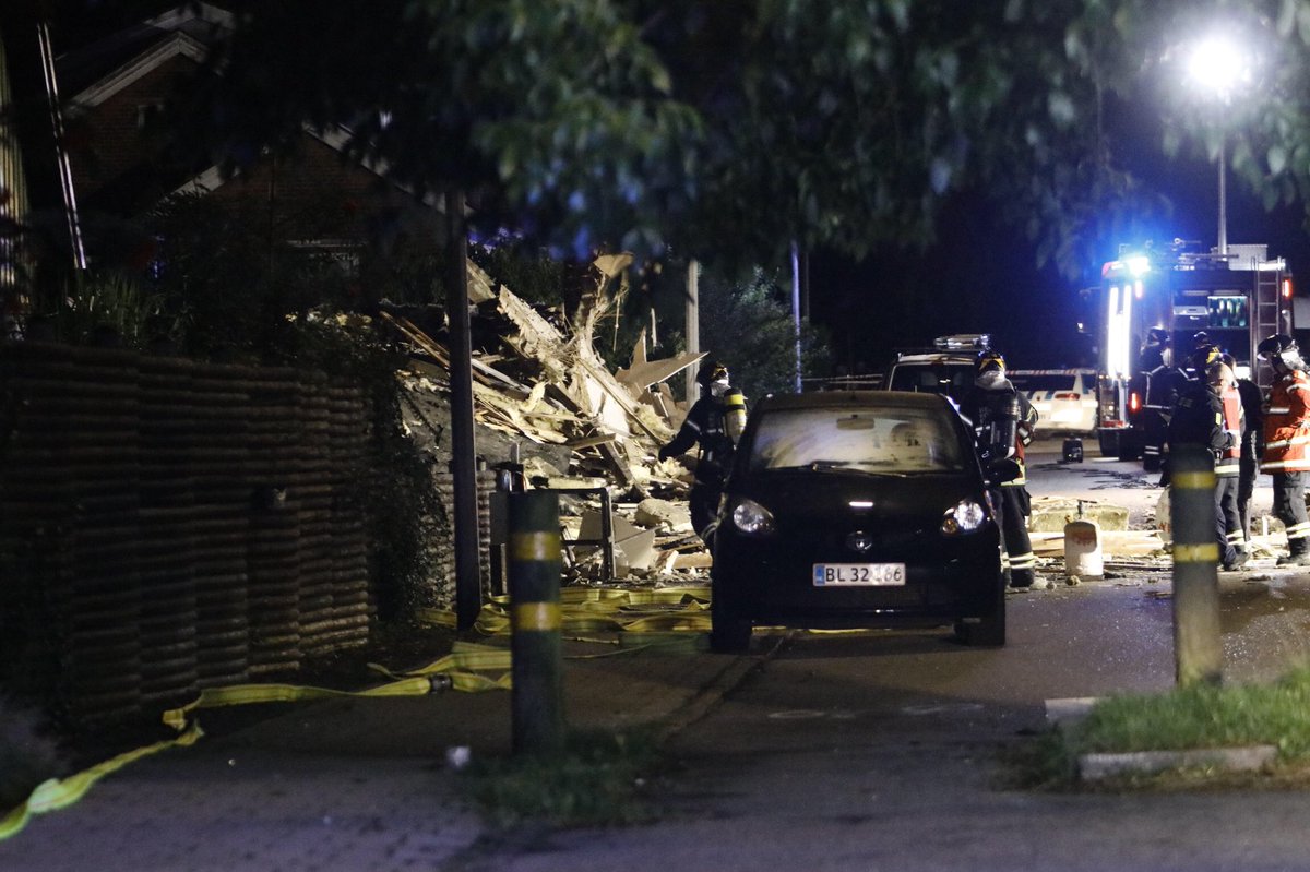 pressefotosdk's tweet photo. Kæmpe eksplosion jævner bygning med jorden i helsingør natten til mandag.
#eksplosion #helsingør #politidk #nyheder https://t.co/EchSkrWgKf