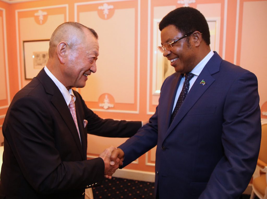 Hakingowi's tweet photo. 🇹🇿🇯🇵

Waziri Mkuu, Kassim Majaliwa akisalimiana na Rais wa The Association of African Economy and Development in Japan (#AFRECO), Bw. Tetsuro Yano kabla ya mazungumzo yao kwenye hoteli ya Yokohama Bay nchini Japan September 1, 2019.

📸-Ofisi ya Waziri Mkuu https://t.co/sZ6yYbFH4Z