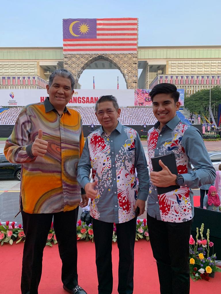 msallehhuddin's tweet photo. Bersama-sama YB Menteri Pertanian dan Industri Asas Tani dan YB Menteri Belia dan Sukan ketika Sambutan Hari Merdeka ke 62 di Putrajaya pada 31 Ogos 2019. Kemerdekaan yang dikecapi haruslah dihargai dan menjadikan kita lebih bersatu padu dan patriotik!#merdeka #MalaysiaBersih https://t.co/vBKZYWdIS7