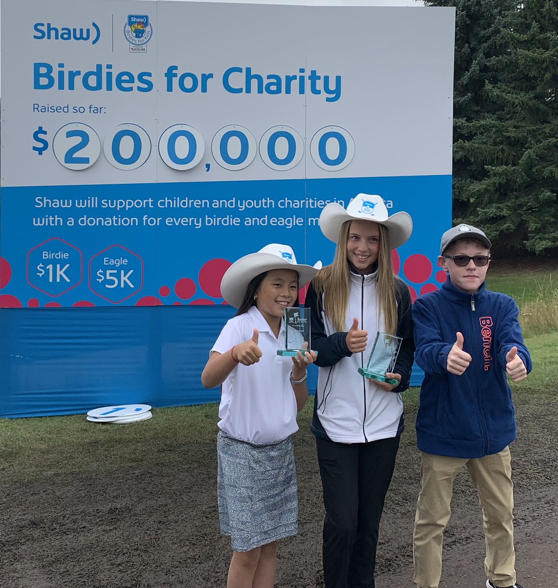 ShawClassic's tweet photo. With 89 🐦 ‘s &amp; 9 🦅 ‘s on 1️⃣8️⃣, @ChampionsTour raised 1️⃣2️⃣9️⃣K for Birdies for Charities - thanks to @ShawInfo’s generosity and support, they topped #BirdiesforCharities up to 💲2️⃣0️⃣0️⃣0️⃣0️⃣0️⃣!! 😱 #ShawClassic https://t.co/Cp7rtX8u76