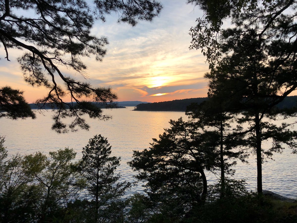 AtebSteve's tweet photo. ⁦@KATVToddYak⁩   Sun going down Greers Ferry lake. https://t.co/ptyivtu7du