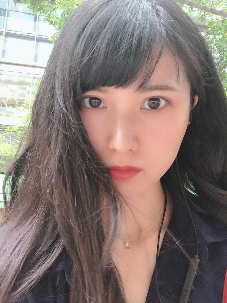 倉石 かすみ Sur Twitter 風強くて早速髪の毛ぐちゃぐちゃで風に吹かれながら真顔 次の予定までひま