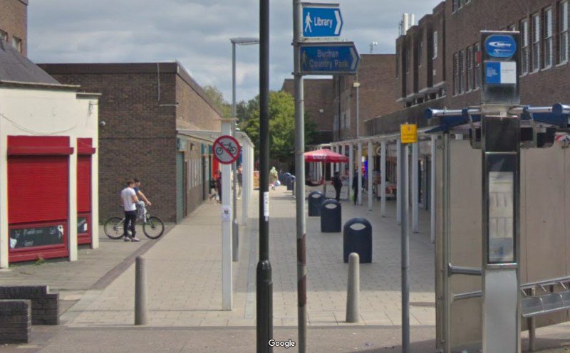 HeartSussexNews's tweet image. Police in Crawley say a number of people saw the moment a 30-year-old man was stabbed in the chest at the Broadfield Barton shopping parade yesterday morning. The victim is now stable in hospital. #HeartNews