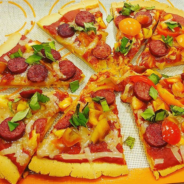 Pepperfull9's tweet photo. Keto crust pizza 🍕 recipe found at https://t.co/wtTI9skKTf
Fresh veggies found @jaredsrealfood .
.
Ingredients:

2 cups almond flour 
2 tbsp coconut oil (measured solid, then melted; can also use butter or ghee)

2 large eggs

1/2 tsp salt

Directions:

Preheat the oven to … https://t.co/Qk7TeFqCxZ