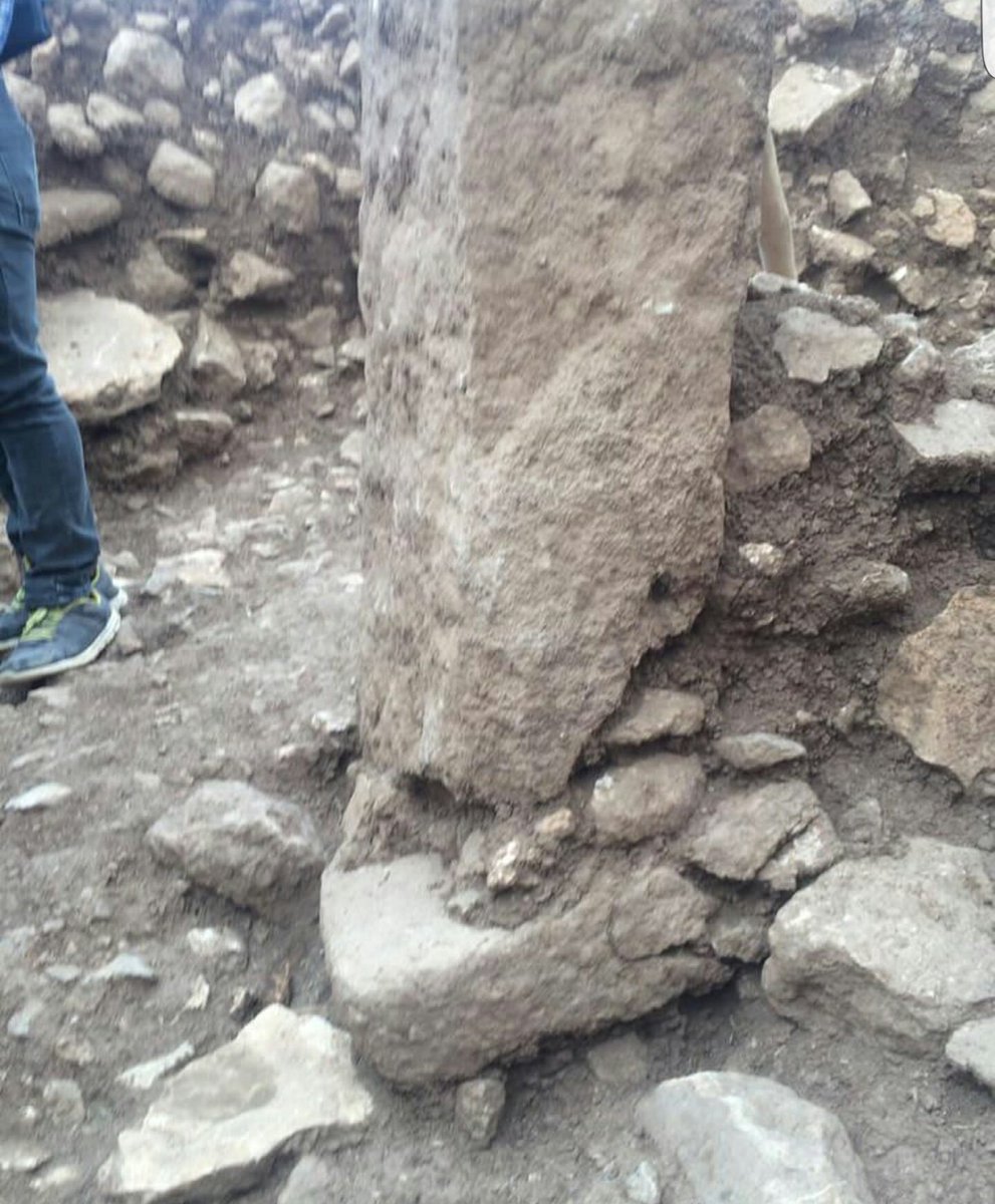 CetinkayaTR's tweet photo. Urfa Bölgesi'nde Harran Ovası çevresinde konumlandırılan PPN yerleşimlerinden olan Harbetsuvan Tepesi; Göbekli Tepe, Karahan Tepe, Hamzan Tepe ve Şanlıurfa-Yeni Mahalle'ye benzer şekilde malzeme ve dikili taş bulunmasıyla dikkatlerin odağı olmuştur. #Harbetsuvan #Arkeoloji #Kazı https://t.co/oeT3j7zBg0