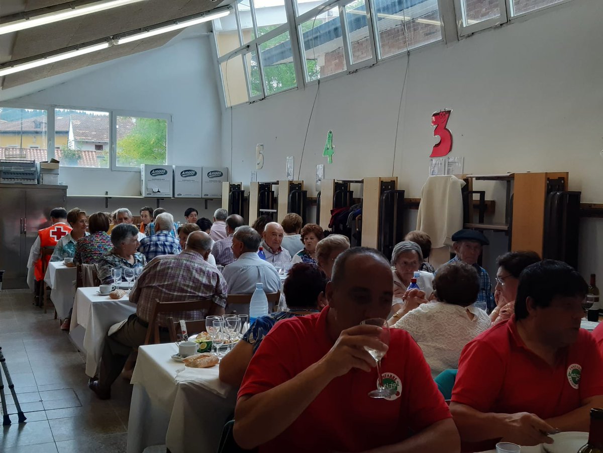 👏😋 ¡Ayer tuvimos ocasión de disfrutar del Día de las Personas Jubiladas dentro de las #fiestas de #Orozko! La animada comida popular que acogió la eskola fue uno de los actos más multitudinarios de la jornada, un año más. Gora #OrozkokoJaiak!