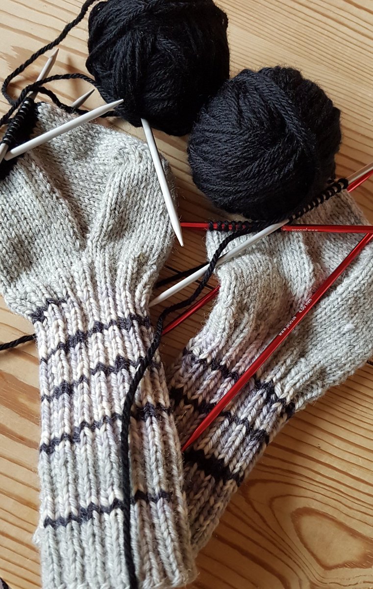 lailahagglund's tweet image. Tips till alla som stickar raggsockor 🧦..sticka på båda parallellt.  När första skaftet är klart börja på nästa, när första hälen är klar sticka nästa osv. Vips så är hela paret klart.
#sticktips #stickning #handarbete #höstkänsla