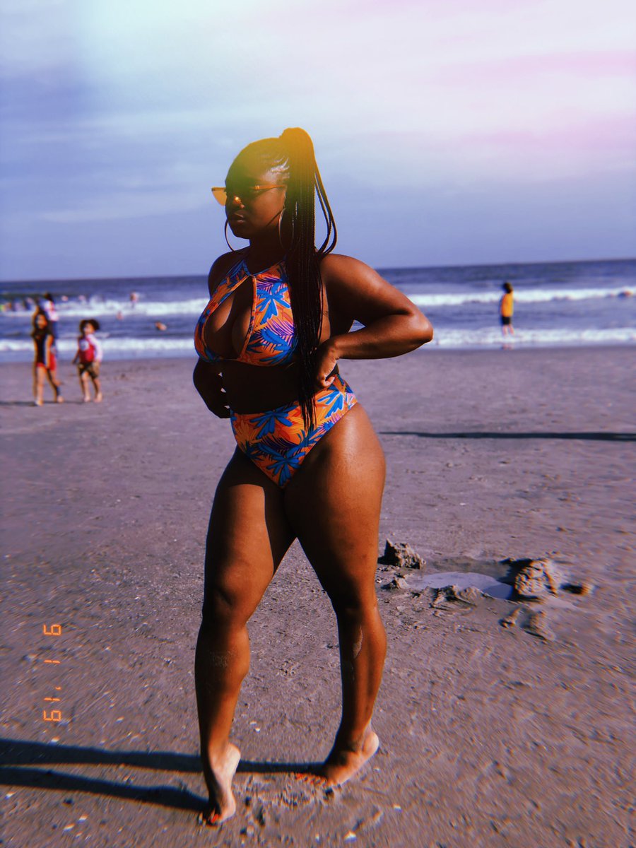 RaNasiaK_'s tweet photo. Thank you Summer, you did me well ๐ฅ๐งก #GradBae #GradSchoolShawty #HotNerdFall #HotGirlSemester #LilBootiesMatter https://t.co/urhRxQQJAU