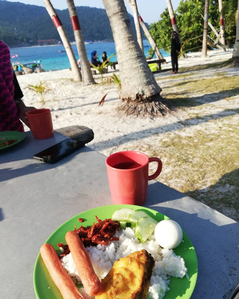 adda2644's tweet photo. Breakfast by the sea = heaven 😍
Maka nikmat apa lagi yang kau dustakan?
#pulaudayang #dayangisland #mersing #johor #visitjohor #visitisland #visitmersing #morningview #bythesea #breakfast #nasilemak #malaysiancuisine https://t.co/pWCBb0vLJB