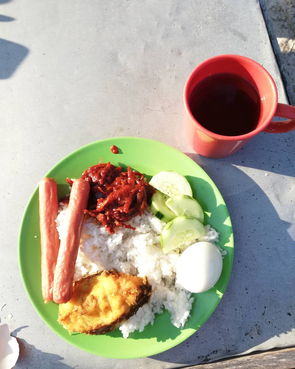 adda2644's tweet photo. Breakfast by the sea = heaven 😍
Maka nikmat apa lagi yang kau dustakan?
#pulaudayang #dayangisland #mersing #johor #visitjohor #visitisland #visitmersing #morningview #bythesea #breakfast #nasilemak #malaysiancuisine https://t.co/pWCBb0vLJB
