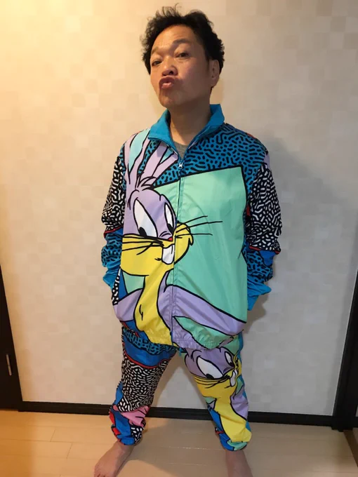 そして、大阪のアメリカ村で買ったバッグスのジャージのセットアップは、想像以上に派手でしたw
これは、、、
どこで着ればいいのだろう^^ 