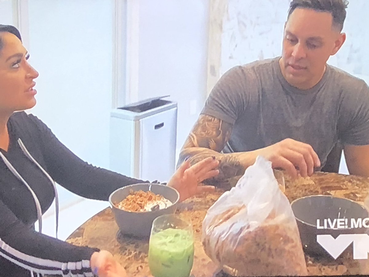 FanilyReunion's tweet photo. And last: visual aids for most recent ep.
1: what are Ang and Chris eating cereal out of?
2: Pauly D Mrs. Claus costume on point
3: Jenni has a doll. Sewn into her sweatshirt. https://t.co/NANorXKGci