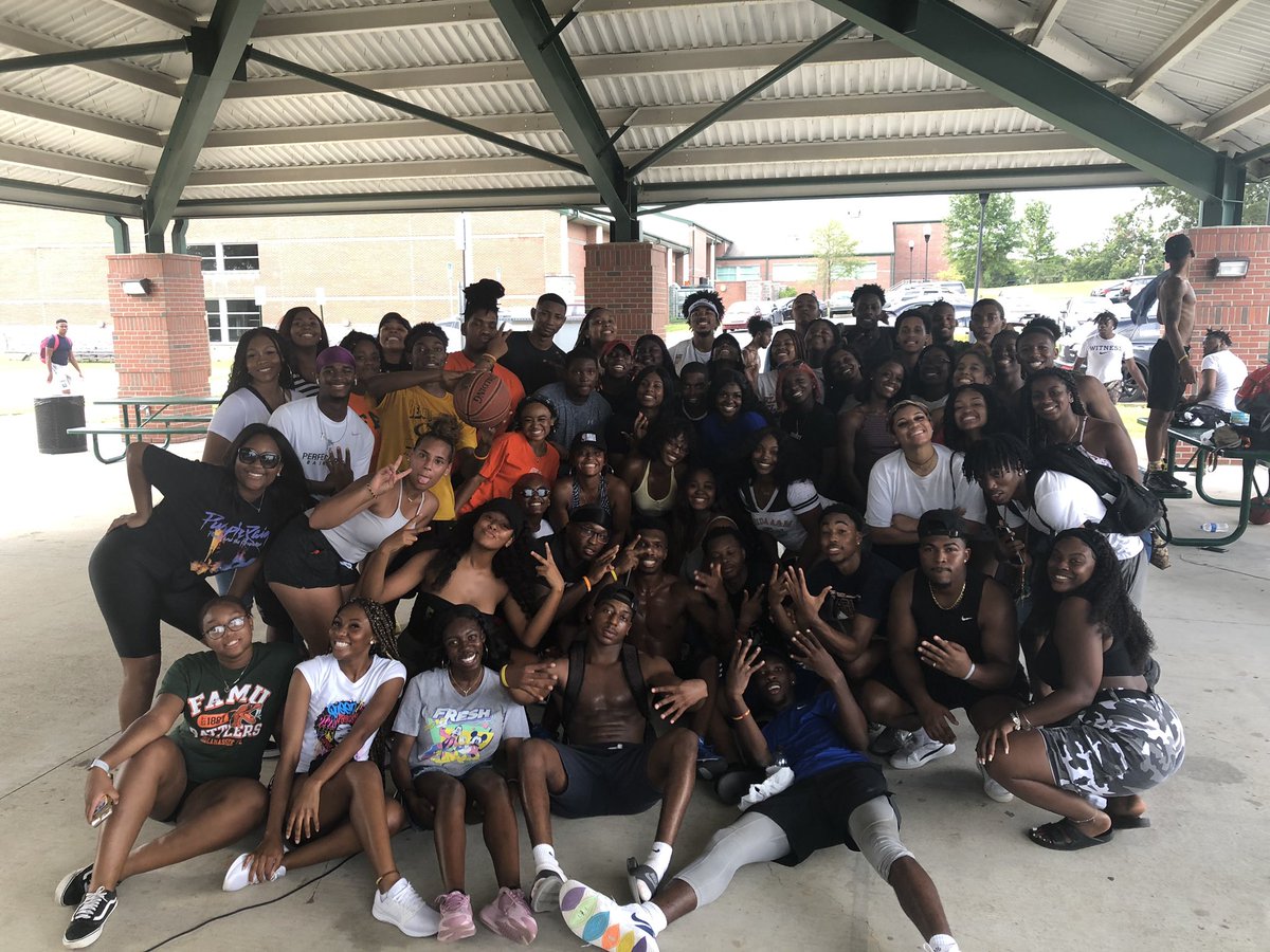 FAMU2022's tweet photo. Livest class on the hill 🐍🔥 #FAMU22 https://t.co/P2pEE8feHd