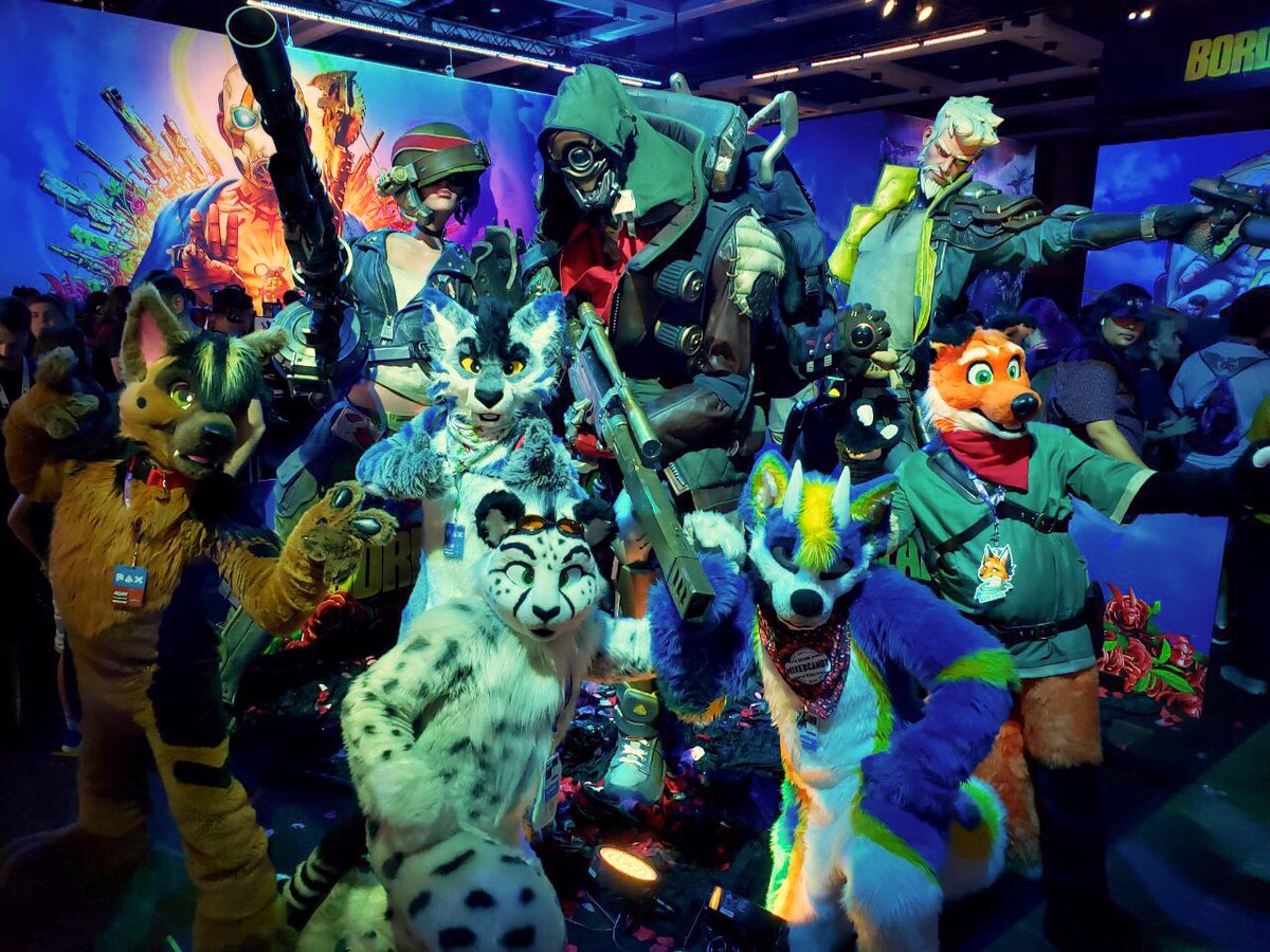 DoryuuZ_'s tweet photo. DAY 3 #PAXWest2019, BUT FLOOFIER ✌️🐾

@CheeImani @TigerSquat @FoxedItUp @calmanimal2 https://t.co/Wth2WNax2C