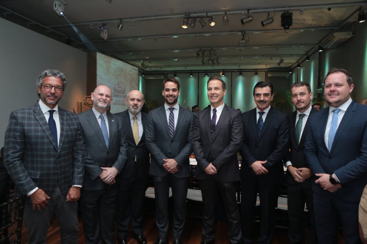 luisaugustolara's tweet photo. Entrega do prêmio “Destaques Correio do Povo - Expointer 2019”, que reconhece o esforço daqueles que se empenham para o desenvolvimento do agronegócio. #expointer2019 @correio_dopovo https://t.co/GaG0FO8n5b