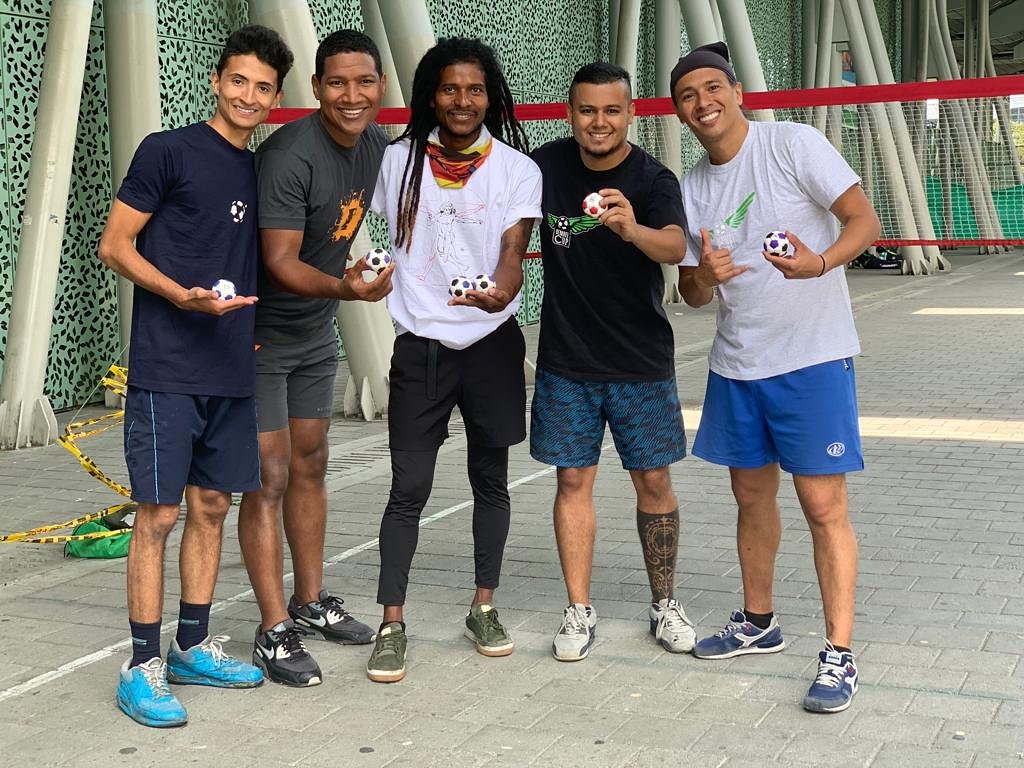 FootbagMedellin's tweet photo. Estrenando? No, pura gomeleria! #footbagnet #footbagColombia #footbagMedellín #FootbagSuramericano #footbagfreestyle https://t.co/l1Ykf4gCG2