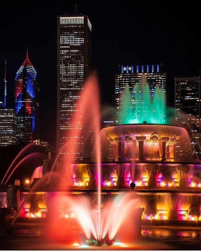 [CHICAGO en français ]La Buckingham fountain by night ! 🤩🎇🎆🌔✨
#windycity #Grantpark #chicagonight #choosechicago #lifeviachicago #chicagohome 📸 by @thakralphotography ❤️