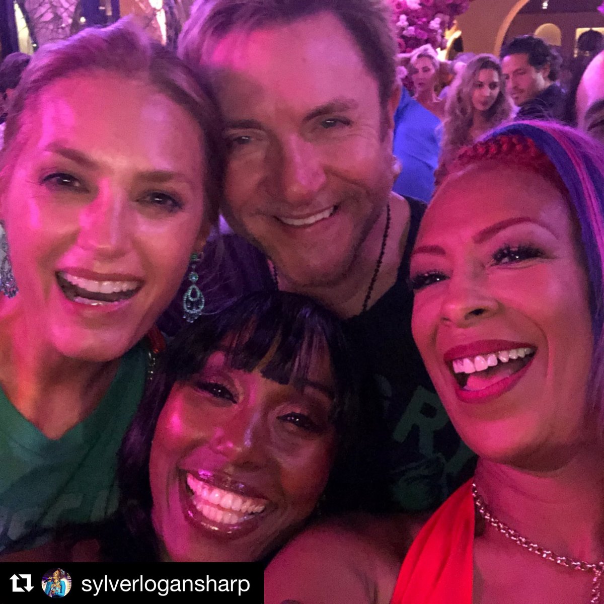 DDArgentina's tweet photo. #Repost @sylverlogansharp
Hangin with my peeps! #chicdetail #chicsinger #nilerodgers #folami #simonlebon https://t.co/wl3Y3du5Jo