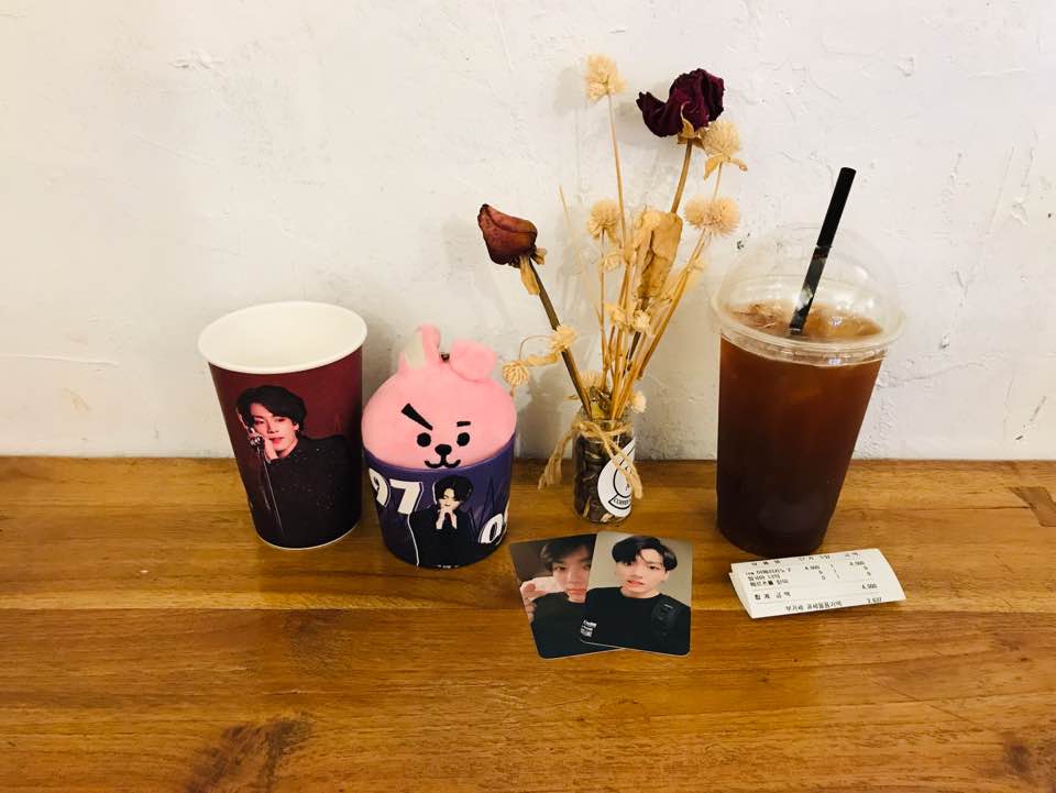ofbyforthe_jk's tweet photo. 🐰이제서야 올리는 2019 꾹이 생일 이벤트 투어 No.16🐰
컵홀더에 컵까지...둘 다 제가 넘 좋아하는 분위기의 디자인이어써요😭😭😭 투표는 당연 정국58!! 마래머헤?
#정국생일추카포카 #HappyJKDay #꾸기생일ㅊㅋ
#9791hz #정국아_너의_헤르츠를_믿어
@9791hz 코마워용🥰 https://t.co/WTjf6etccp