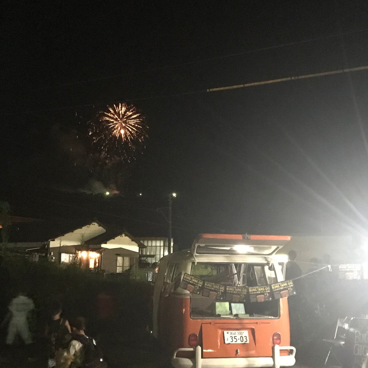 Q_designlab's tweet photo. ワーゲンバス出動！たかおか夏まつり（8月3日）で高岡文旦でつくったクラフトビールの販売。夜空に広がる花火に癒されました。 #フォルクスワーゲン #ワーゲンバス https://t.co/RhKlbFkbrU