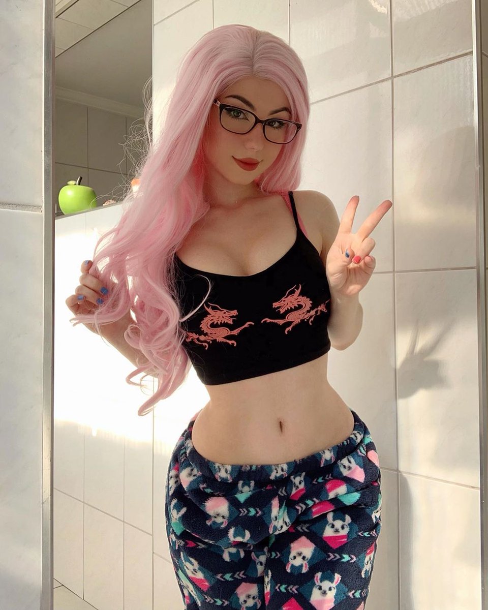 RayRayHairVip's tweet photo. Sweetie @fegalvao_ show the pink glow in the dark wig! 💗💓 🌟WIG SKU: XWY0373🌟www⏺rayrayhair⏺com #rayrayhairofficial #lacefrontwigs #syntheticwigs #pinkwigs #cutegirls😘 #wigs #longwavyhair https://t.co/9ltvg4T8HR