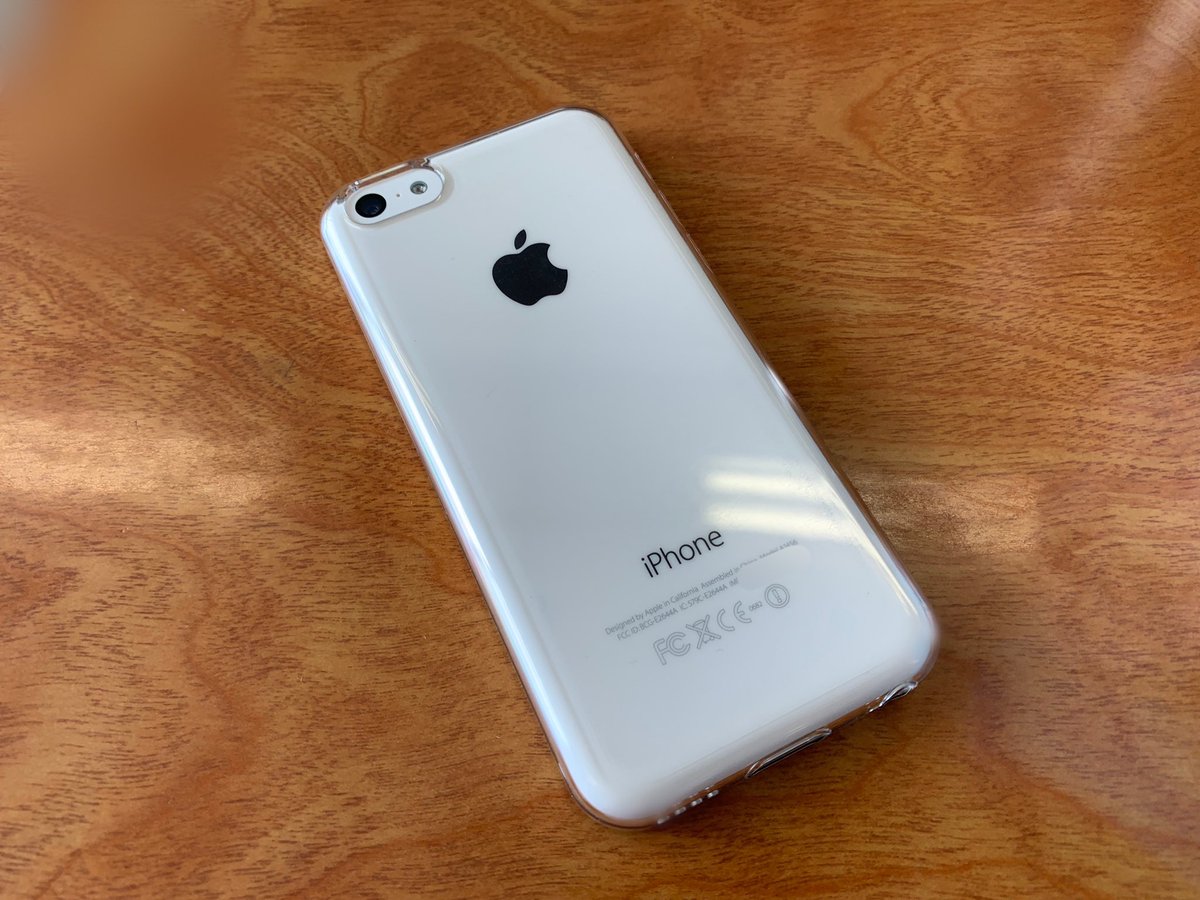 teke3in's tweet image. 個人的に一番好きなiPhoneの機種は5c。
一般的には「失敗作」と言われているけど、ハードウェアとソフトウェアの融合を最もよく表した製品だと思う。
ポリカーボネートの背面もかつてのiBookやiPodみたいで好み。

#iPhone5c #iPhone #ありがとうジョナサンアイブ #Apple #ポリカーボネート