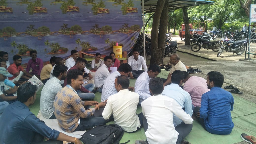 agirkar_mohan's tweet photo. @mayurkamble79 @CMOMaharashtra @Pankajamunde @kdhavse @CSCMaharashtra @CSCegov_ @iAditiTatkare @SunilTatkare @abpmajhatv @Raigad_tigers मुख्यमंत्री साहेब आम्ही लय येडे आहो लवकर न्याय दया https://t.co/LgRdQUNf4R