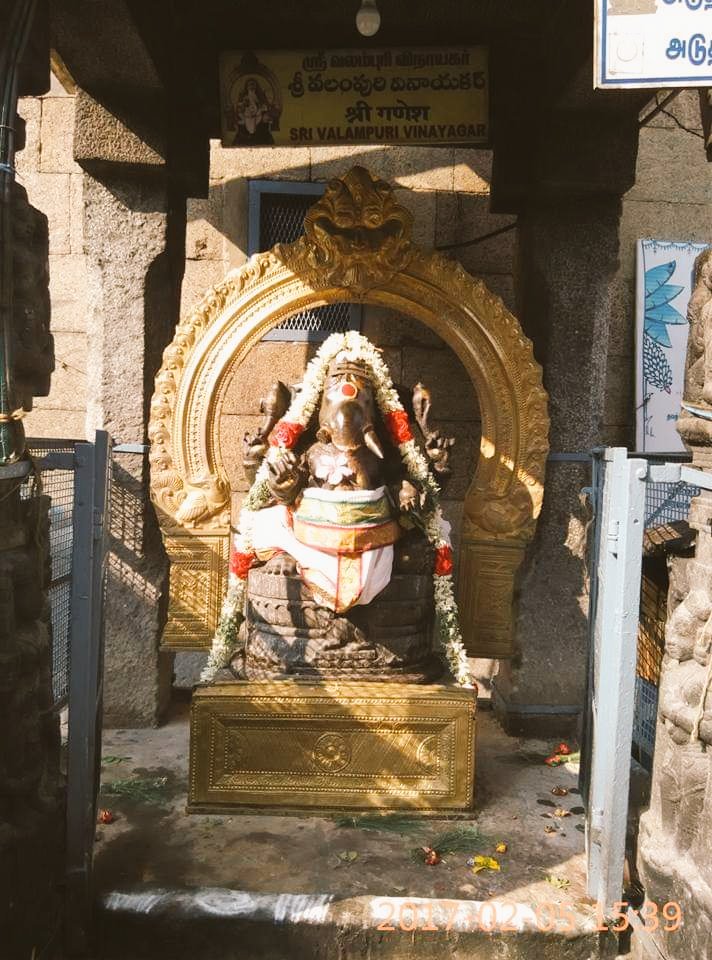 janeshwer's tweet photo. विश्वेश्वराय वरदाय सुरप्रियाय,
लंबोदराय सकलाय जगद्विताय।
नागाननाय श्रुतियग्यविभुसिताय,
गौरीसुताय गणनाथ नमो नमोऽस्तुते।।🙏
Sri Valampuri Vinayagar, Vellore
#Ganpati
#GaneshDeva
#GaneshChaturthi
#Gajanan https://t.co/rb9tOA2vxW