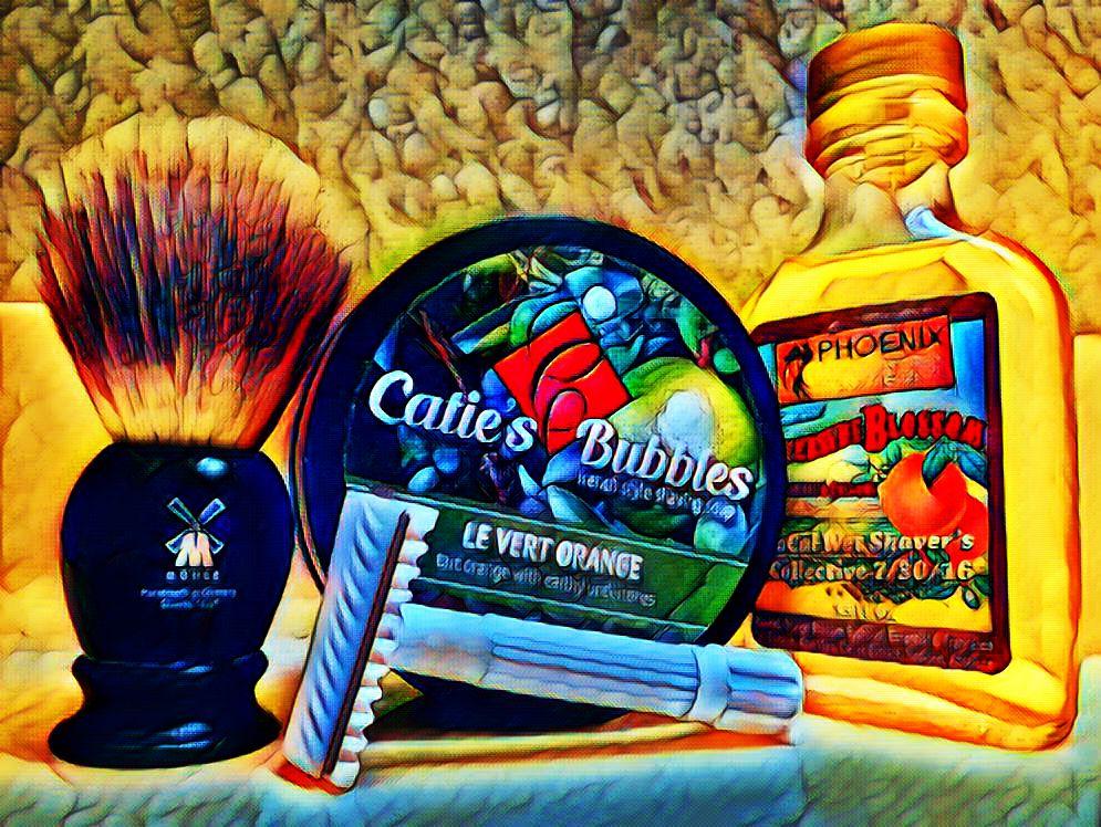 LettuceRemember's tweet photo. #SundayCitrus #SOTD with "Le Vert Orange" Shaving Soap by Catie's Bubbles @CatiesBubbles ~ "Orange Blossom" Aftershave; Bakelite Slant DE Razor & Ceramic Scuttle by Phoenix Shaving @Phoenix_Shaving ~ Silvertip Fibre brush by @MuehleUSA #WetShaving https://t.co/8clfGxW5ow