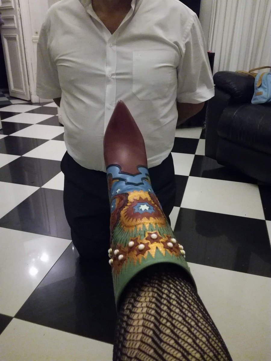 DeessePandora's tweet photo. Tu veux être à sa place tu en rêves. Il paye très bien et toi ? #moneymiss #humanatm #moneyslave #moneypig #pigeon #moneygodess #moneymoney #SugarDaddys #PayPay #paypet #paypig #realdom #domlife #dominatrice https://t.co/ukIGDF7xm1