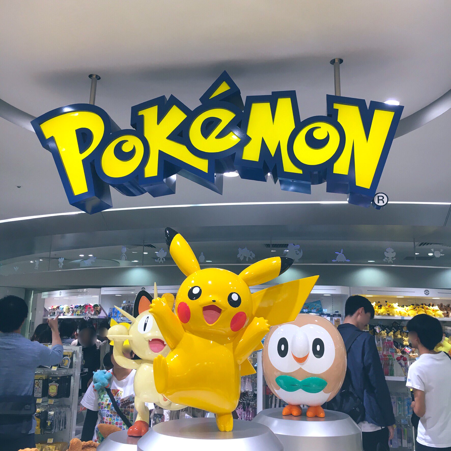 たかの 昨日は難波駅周辺を高速移動しながらレックウザ狩りしてました 初ポケモンセンターオーサカ 国籍問わず大盛況 右も左も ポケモンだらけ そして突然のポケモン大行進 トレーナー殺しのキテルグマまで ヨーギラスグッズもっと出して下さい