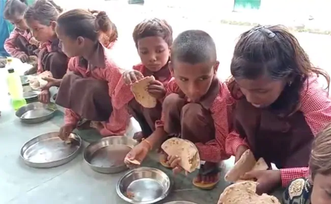 ndtv's tweet photo. For images of roti with salt served at UP school, case against journalist https://t.co/36pfUYlW9J https://t.co/5CV6HYuzYn