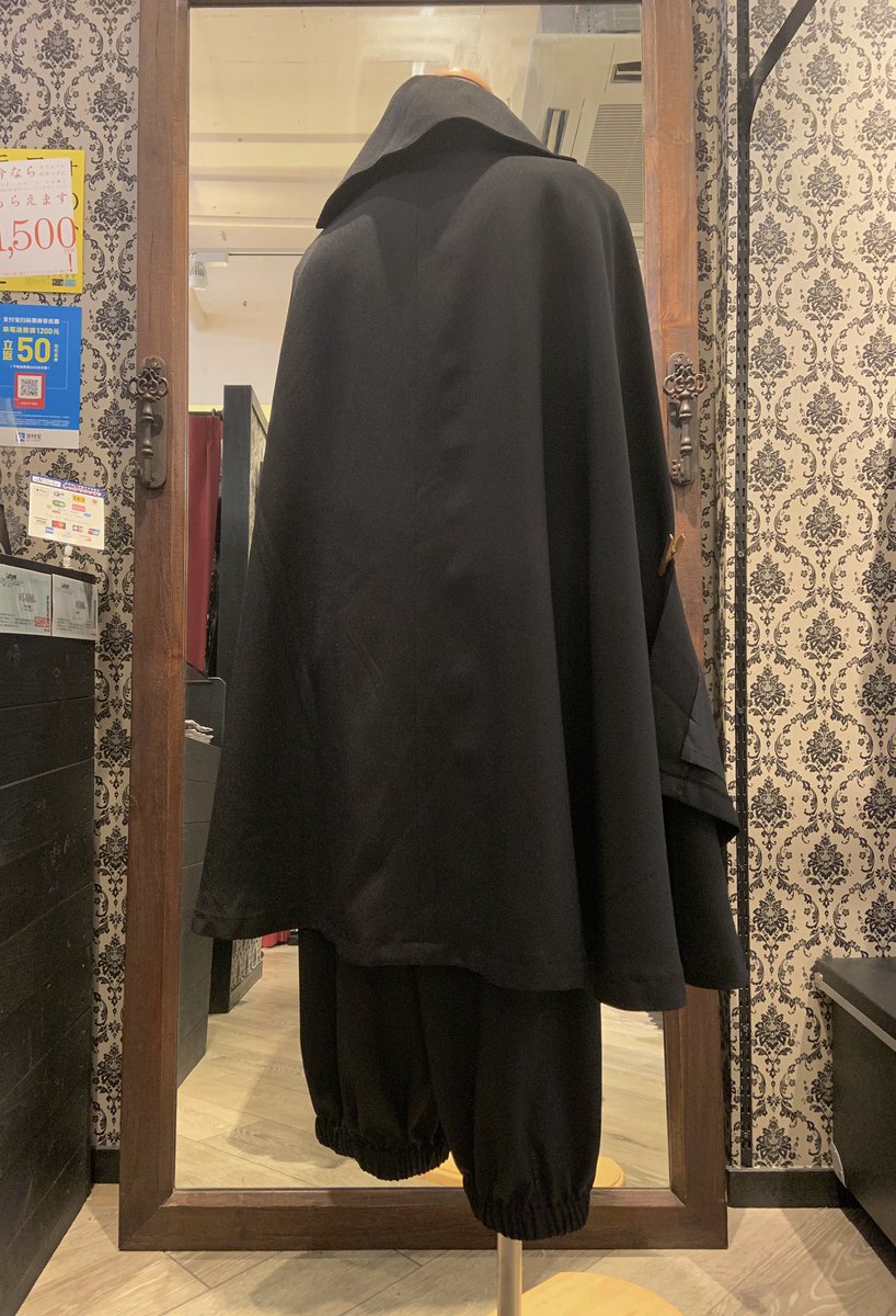 Miho Matsuda 原宿店 フォロー返し中 در توییتر コウモリ襟マント コウモリの羽のような襟と骸骨釦が特徴的な マントは2種類ございます 枚目の80cm丈のマントは裏地が黒 000 税 枚目の1cm丈のマントは裏地が赤 22 000 税 秋冬