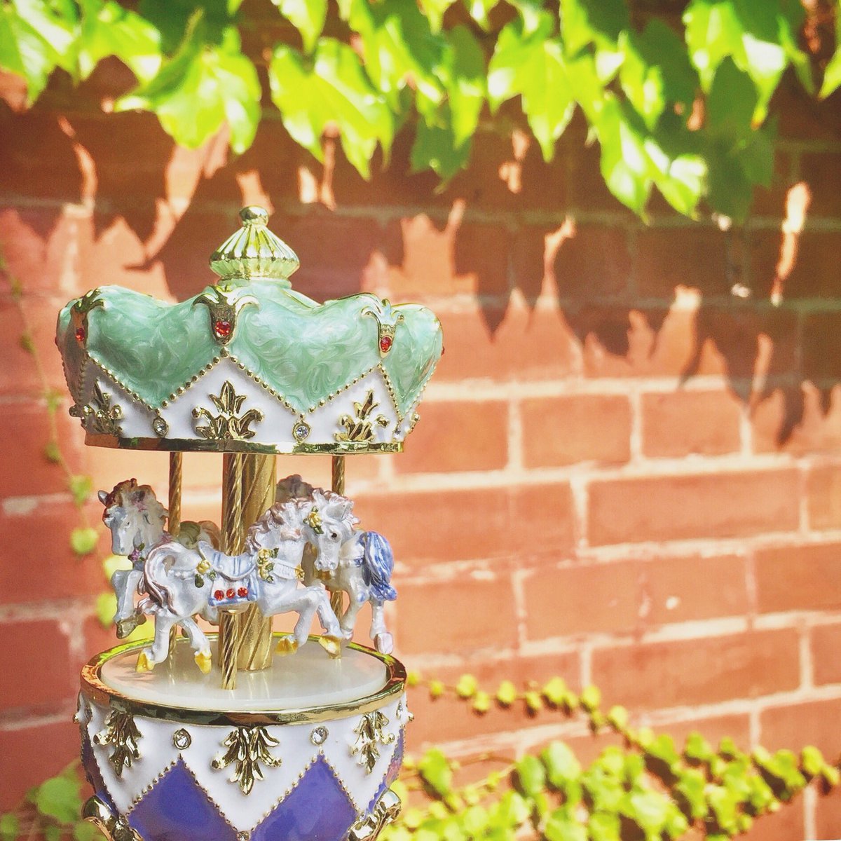 O Xrhsths はこだて明治館 公式 Sto Twitter メリーゴーランドのオルゴール 装飾がとても綺麗なんです オルゴールといえば音に癒されるものですが 飾っておくだけでウキウキするような素敵なデザインのものがたくさんあるんですよ オルゴール はこだて