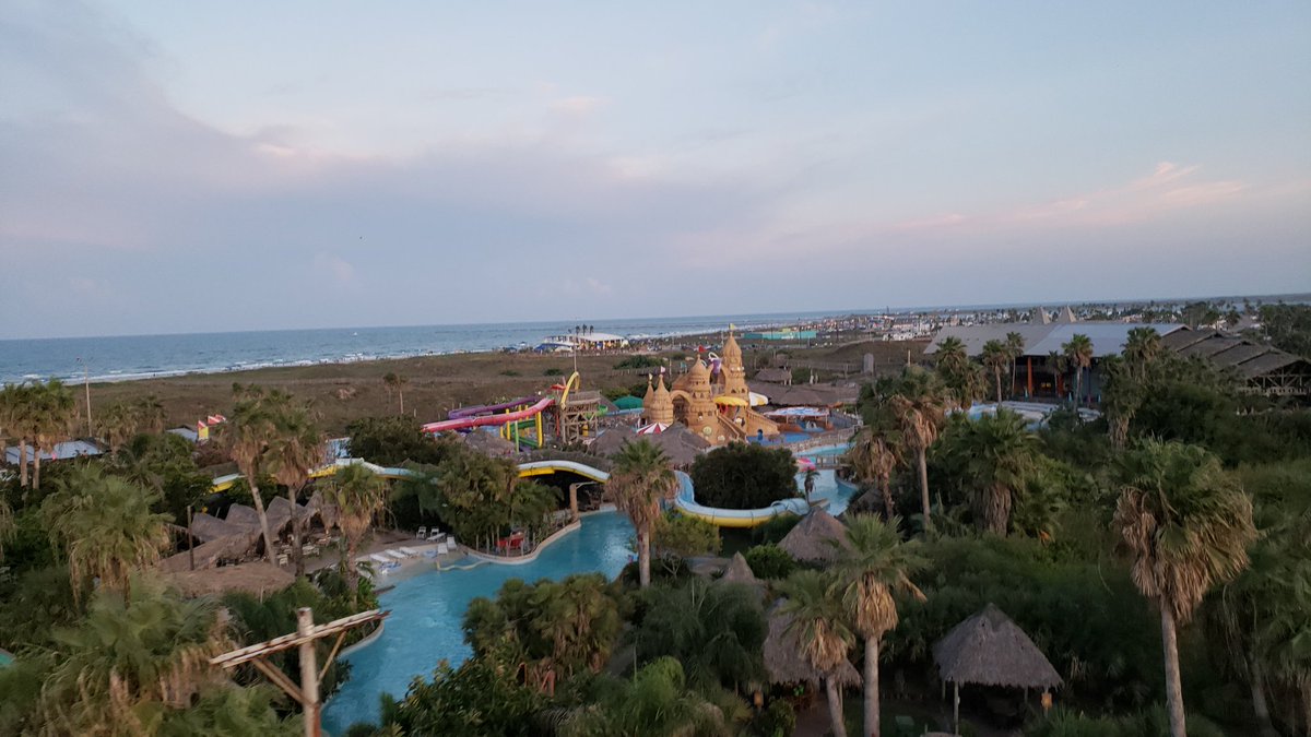 acesouthcentral's tweet photo. More evening ERT pic from ACE #BeachCon 2019 at @Schlitterbahn South Padre Island. #BahnLove #FloatWithACE #RideWithACE #TheACEadvantage @aceonlineorg https://t.co/Cdbne6OHg0